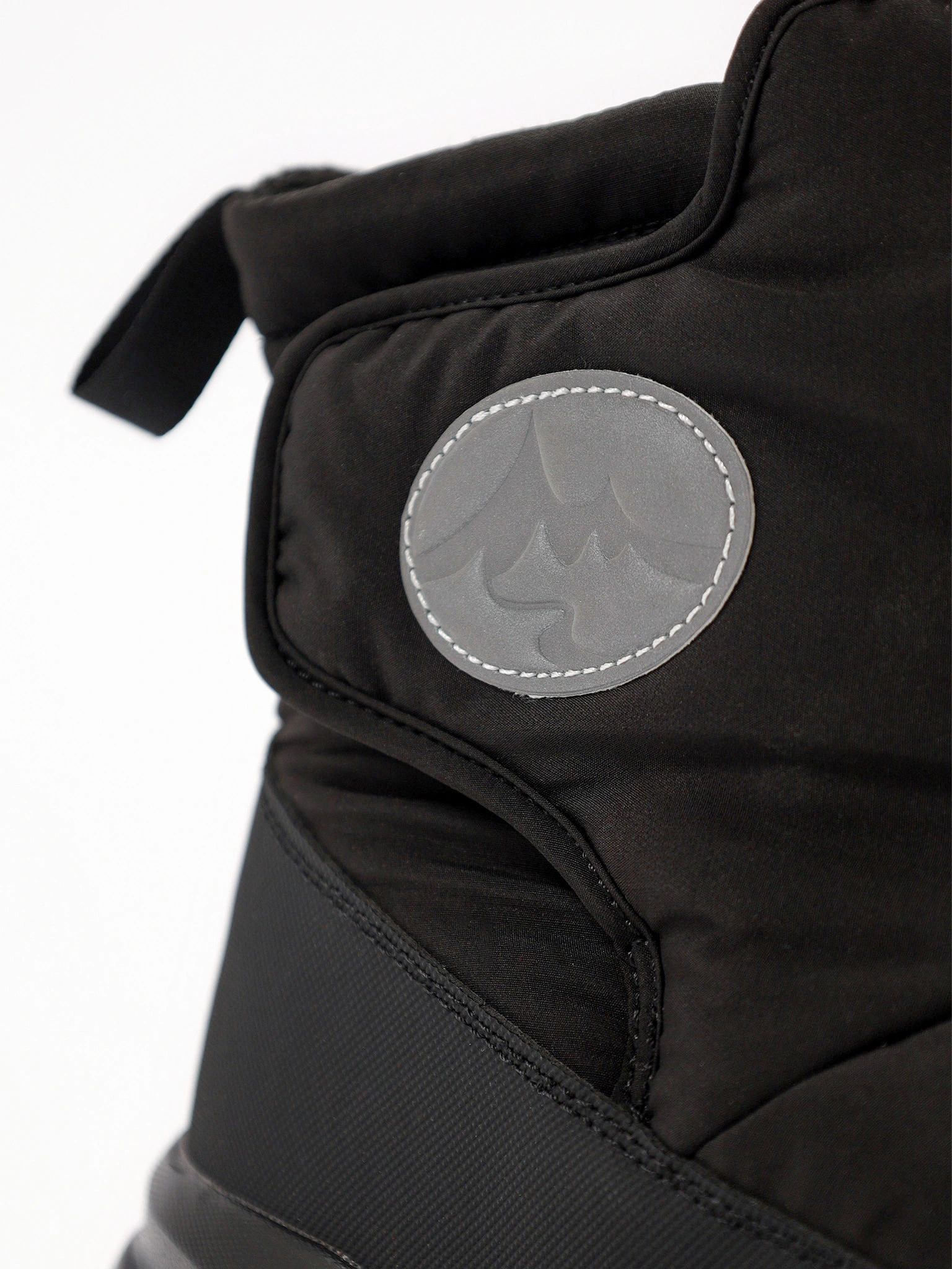 Дутики текстильные черного цвета на средней подошве